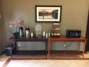 Travelodge by Wyndham Artesia - Image 3