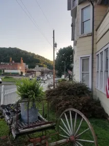 Hatfield McCoy House Inn - Image 5