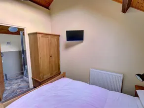 Quaint Holiday Home in South Wales With Sunny Gardens - Image 2