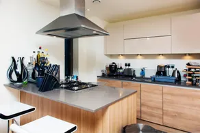 Modern 2 Bedroom Apartment With Amazing View - Image 2
