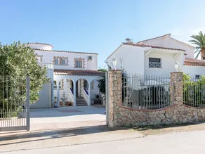 Holiday Home on a Canal With Private Swimming Pool and Mooring - Image 3