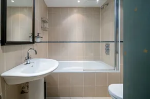 JOIVY Captivating 1-Bed Flat In Fulham - Image 5