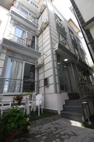 Queen Hotel - Image 2