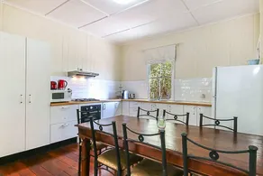 Charming Characterful Rustic-style Home Near The Gabba - Image 4
