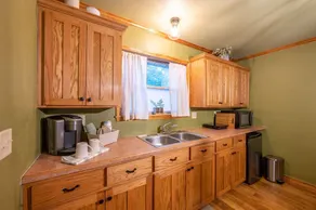 Rose Lane Cottage Studio With Game Room and Private Hot Tub by Redawning - Image 3