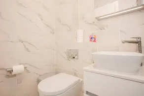 Designer 2 Bedroom Apartment in West London - Image 5