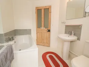 Astrantia Cottage - Image 2