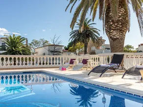 Holiday Home on a Canal With Private Swimming Pool and Mooring - Image 2