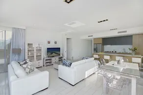 Luxury Bale Penthouse & Jacuzzi Spa 1328 North Culture - Image 5
