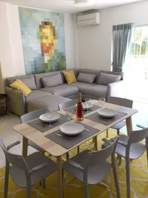 Spacieux appartement entièrement équipé avec piscine, internet haut débit et terrasse | Vue mer | À côté de la plage - Image 2