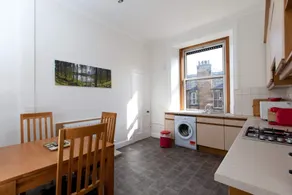 Spacious and Bright Polworth Flat - Image 2