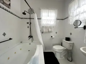 Welcome to the Unpretentious and Breezy Graceville, Steps Away From the Beach - Image 2
