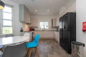 Spacious 5 Bedroom Home in Camden - Image 2