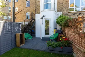 Stylish 2 Bedroom Flat With Large Private Garden - Image 5