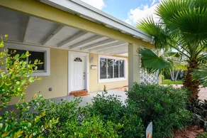 Gorgeous Canal W/ Private Pool & Dock 3 Bedroom Home - Image 3