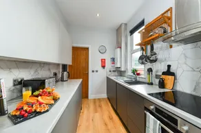 Long Eaton Modern 4bed House - Image 5