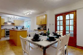 Captivating 4-bed House in Milton Keynes - Image 4