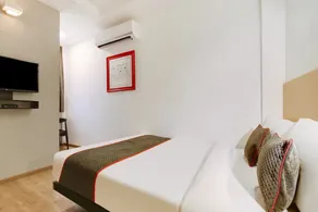 OYO Townhouse 230 Old Gurgaon Sector 14 - Image 2