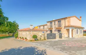 Beautiful Home in Galizana With 6 Bedrooms, Wifi and Outdoor Swimming Pool - Image 2