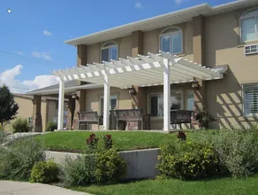 The Landmark Inn & Suites - Image 3