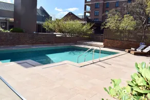 Cosy Newtown Studio Apartment With Swimming Pool - Image 4