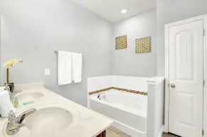 5BR Luxury Family Home - Pool BBQ and Netflix - Image 4