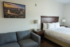 The Landmark Inn & Suites - Image 2