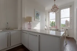 Gorgeous Apartment in a West End Mansion - Image 4