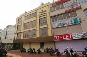 Hotel Queen by OYO Rooms - Image 5