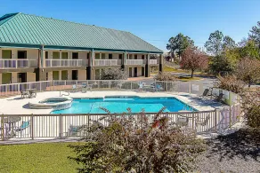Econo Lodge - Image 2