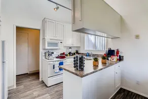 Escape At The Beach - Near Ritz Carlton - Private Entrance - 2BR - Fast WIFI - Free Parking! (MB2) - Image 5