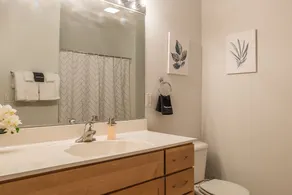 Spacious Townhome w Parking by Frontdesk - Image 4