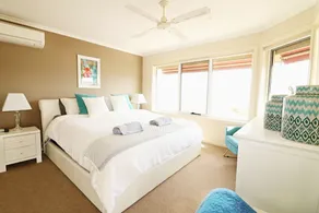 Bar Beach House - Image 2