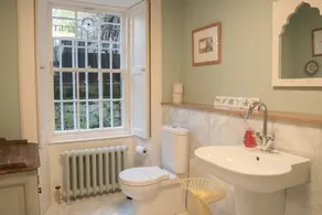 2 Bedroom Apartment in Stockbridge - Image 3