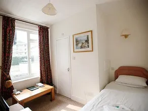 Gracellie Hotel - Image 5