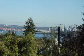 Warm and Sweet Room in West Vancouver - Image 4
