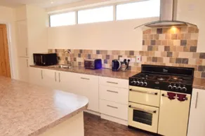 Cotswolds Valleys Accommodation - Stony House - Exclusive use spacious four bedroom holiday home - Image 2