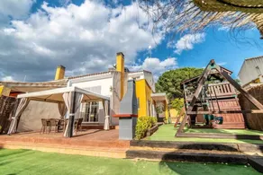 Villa avec barbecue, terrasse et piscine privée | Vue piscine - Image 5