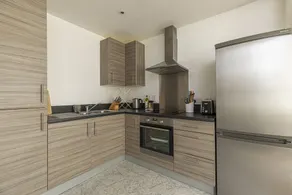 Modern 1-bed Flat w/ Balcony in Brentford, West London - Image 5