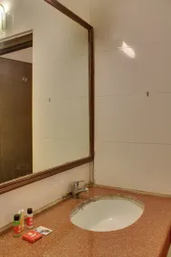 OYO 358 Hotel Golden Leaf - Image 5