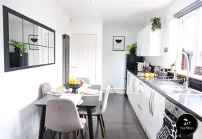 Northway House - Close to M62 and M6 - Image 5