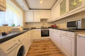 Beautiful & Nicely furnished Farnham Royal House - Image 4