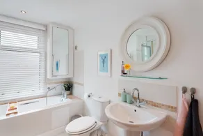 Nomi Homes - Exeter - BOOKDIRECT - Central - BEACH - WIFI - Image 3