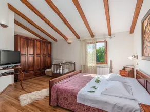 Rustically furnished villa with swimming pool and spacious yard near Labin - Image 4