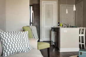 Deluxe Uptown Apartments - Image 2