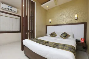 Hotel Emerald Manor by OYO Rooms - Image 2