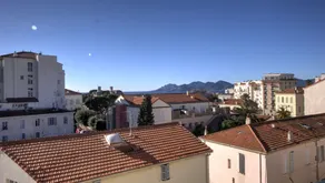 Beau 2 pieces 3 etoiles Vue Mer et Montagnes Garage Prive - Image 3
