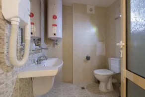 Cosy Studio with Kitchen & Balcony - Image 5