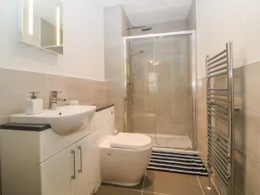 Apartment 18 - Image 4