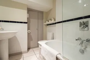 The Luxe Chelsea Townhouse - Image 2